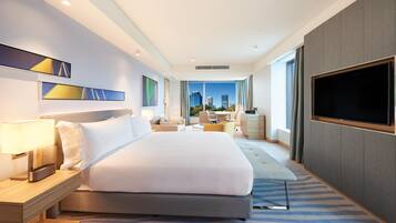 King Deluxe River View Room | In-room safe, desk, laptop workspace, blackout curtains