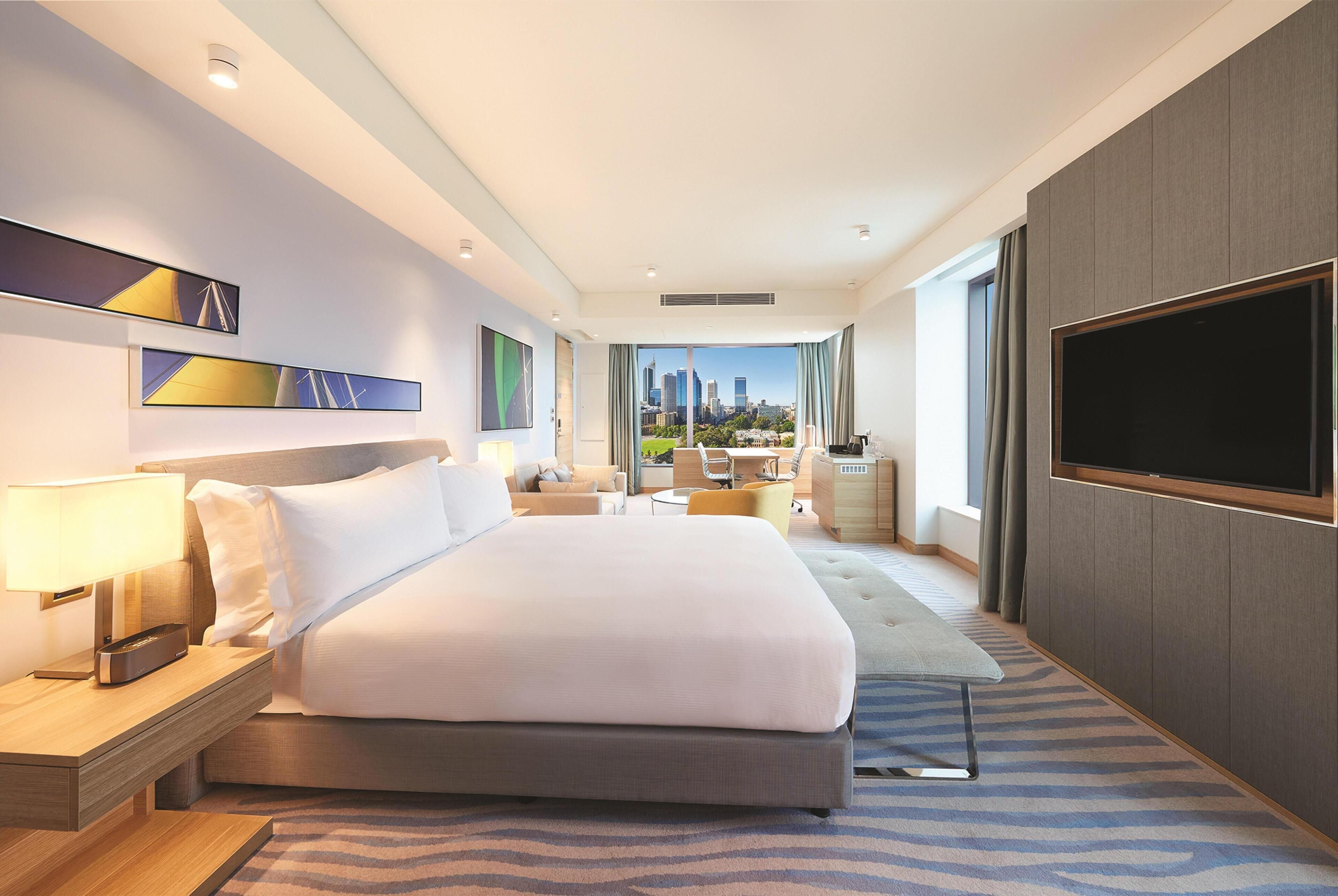 Deluxe Room, 1 King Bed, River View (Panoramic) | In-room safe, desk, laptop workspace, blackout drapes