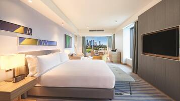 Deluxe Room, 1 King Bed, River View (Panoramic) | In-room safe, desk, laptop workspace, blackout curtains