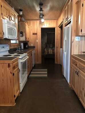 Frigorifero, microonde, forno, piano cottura