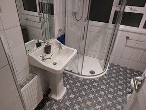 3 chambres, fer et planche à repasser, Wi-Fi gratuit, draps fournis