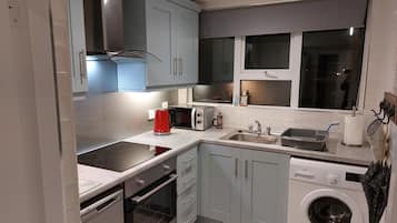 House | Private kitchen | Fridge, microwave, oven, stovetop