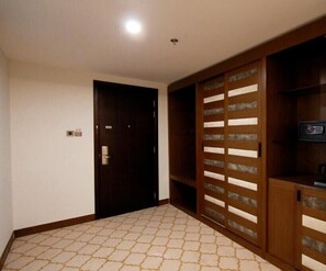 Caixa forta a l'habitació i escriptori 