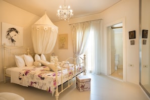 5 Schlafzimmer, Schreibtisch, Bügeleisen/Bügelbrett, kostenloses WLAN