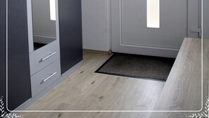A room with a large wardrobe, a door with a window, and a wooden floor. - Holiday home De Wickinger with your own Steiger angler are welcome! (Wervershoof)