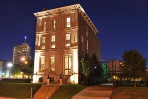 Front of property - Grand Center Inn (St. Louis)