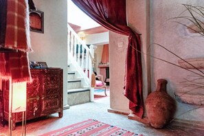 Hus | Vardagsrum | 30-tums tv med kabelkanaler och eldstad