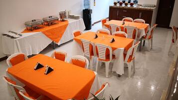 Termasuk sarapan penuh setiap hari