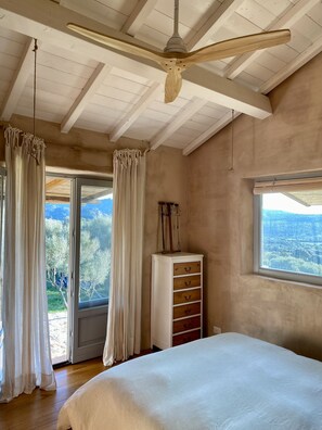 2 bedrooms, desk, iron/ironing board, travel cot - Cottage in the countryside (Arzachena)