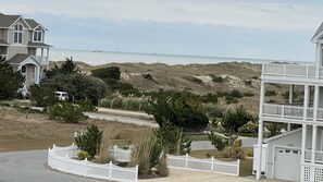 A coastal residential area with houses, a sandy beach, and the ocean in the background. - Spectacular OCEAN and SOUND VIEW ,Elevator, Private Pool, Hot Tub, Lux Retreat (Salvo)