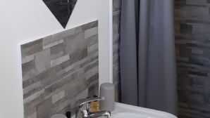 Shower, hair dryer, towels, soap - Equipped bungalow for 4 people special promo rate for landscaping in progress (Baie Mahault)