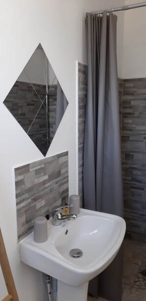 Een douche, een haardroger, handdoeken, zeep