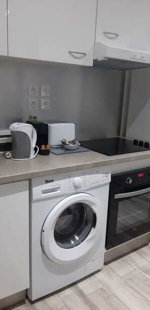 Een koelkast, een magnetron, een oven, een kookplaat