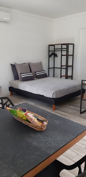 Een strijkplank/strijkijzer, gratis wifi, beddengoed