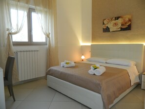 Comfort Double Room | Premium bedding, down comforters, memory foam beds, desk - A Casa di Anna (Matera)