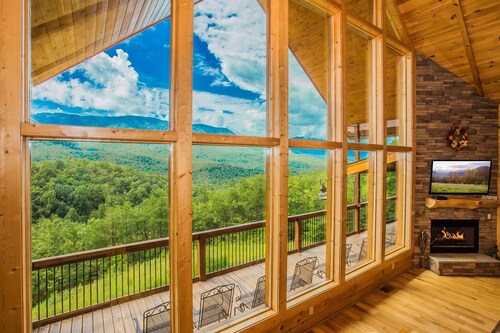 Cloud Dancer Cabin | Gatlinburg 🐻 | Smoky Mtn Views | Hot Tub♨️ | Games Theater