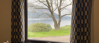 3 bedroom pet friendly lodge on Loch Lochy with magnificent loch views.