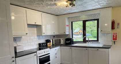 Mountain Thyme Lodge Pet friendly lodge on Loch Lochy