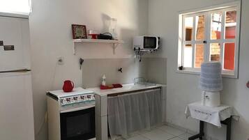 Geladeira, micro-ondas, talheres/pratos/utensĂlios de cozinha