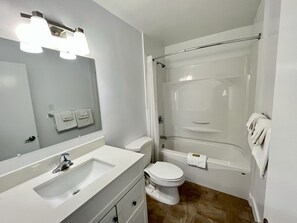 Premium Studio Suite | Bathroom | Combined shower/tub, free toiletries, hair dryer, soap - Anavada Inn & Suites - Prince George (Prince George)