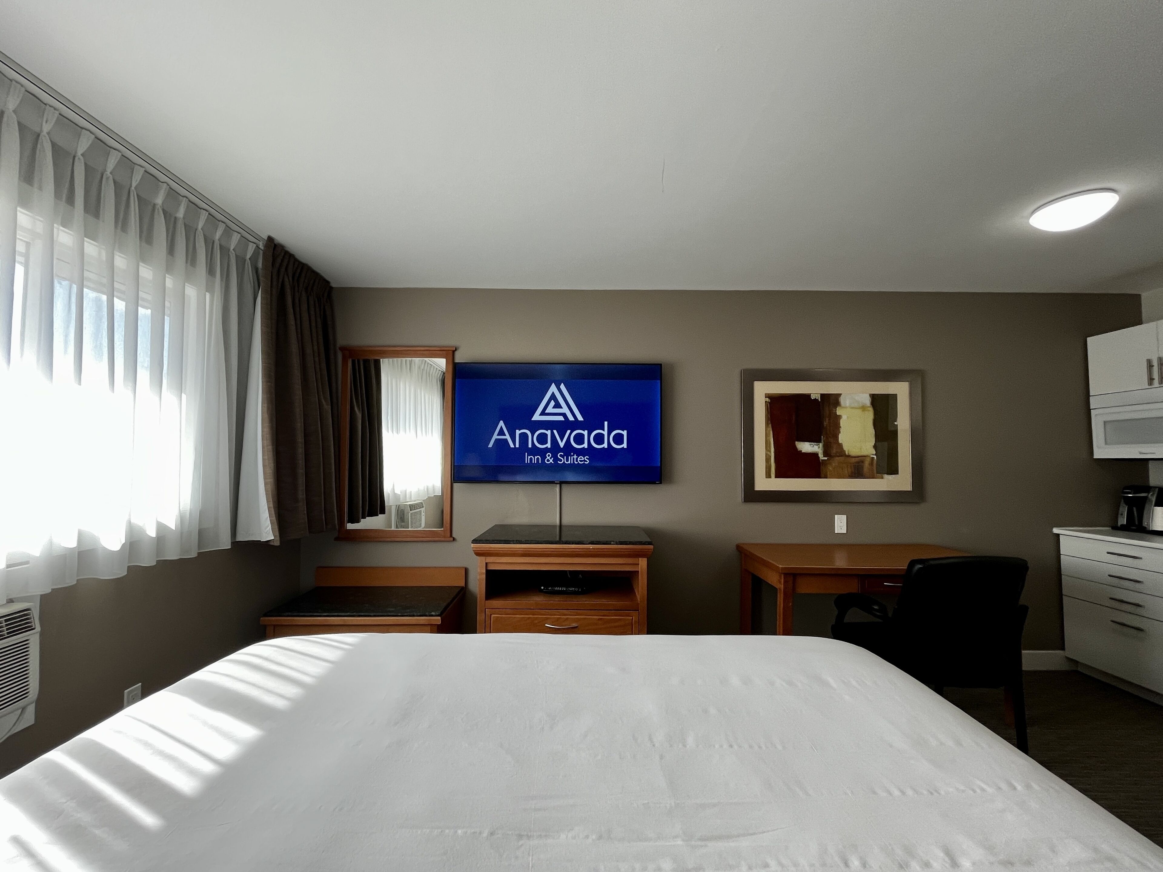 Kitchenette, 1 King Bed | Television