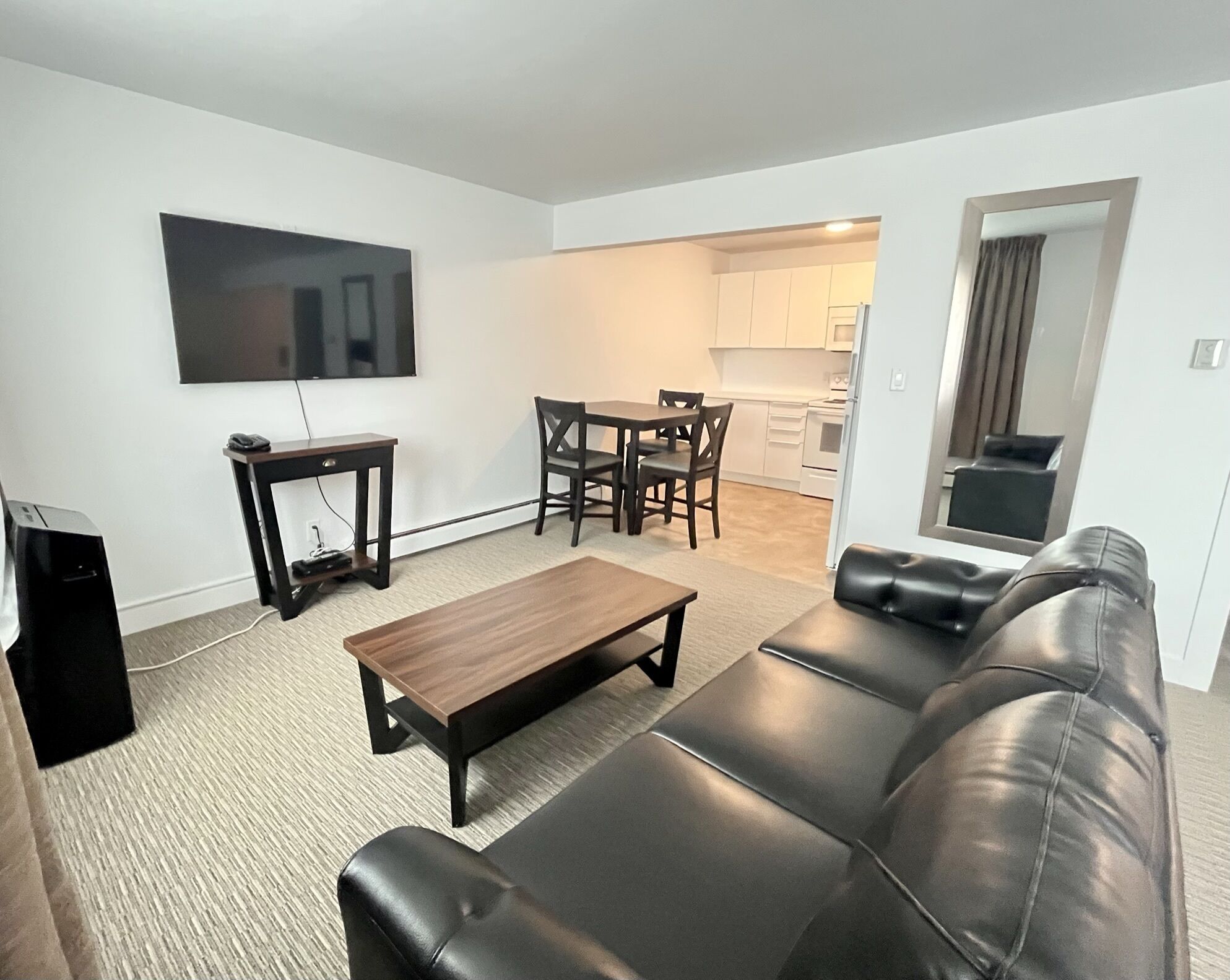 Suite estudio Premium | Sala de estar | Smart TV de 55 pulgadas con canales por cable y televisión 