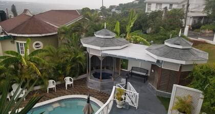 Cosy one bedroom with relaxing pool.