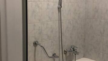 Ensemble douche/baignoire, articles de toilette écologiques