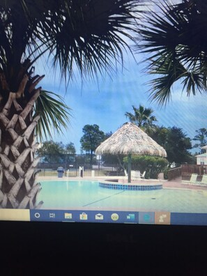 حمّام سباحة خارجي، حمّام سباحة مُدفَّأ