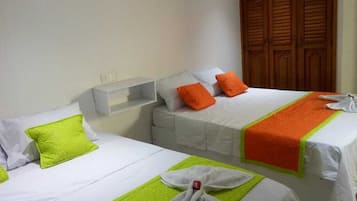 Habitación cuádruple familiar | Ropa de cama de alta calidad, wifi gratis y ropa de cama