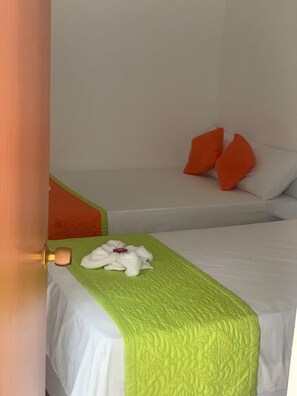 Kamar Triple Basic | Seprai premium, Wi-Fi gratis, dan seprai linen