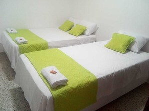 Kamar Triple Basic | Seprai premium, Wi-Fi gratis, dan seprai linen
