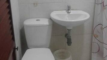 Regadera, toallas, jabón, papel de baño