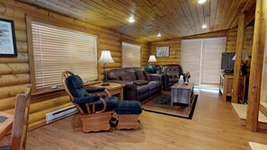 獨棟房屋 | 客廳 | 42-吋電視、有線頻道、 DVD 播放機