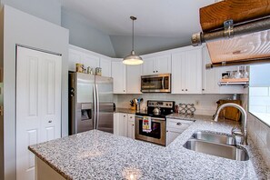 獨棟房屋 (7356_Aspen) | 私人廚房 | 電冰箱、微波爐、爐台、洗碗機