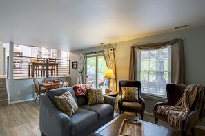 House (7356_Aspen) | Living room | TV, fireplace, DVD player - 7356_aspen (Colorado Springs)