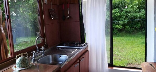 雪櫃、電熱水壺、多士爐、廚房用具/餐具/器皿