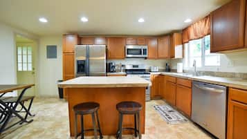 House (1014_Swope) | Private kitchen | Fridge, microwave, stovetop, dishwasher