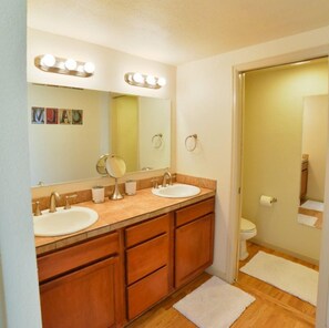 Casa (1014_Swope) | Baño | Toallas y shampoo 