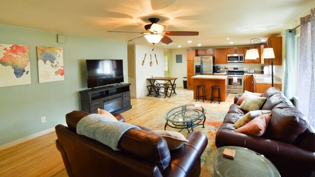منزل (1014_Swope) | غرفة المعيشة | تلفزيون، مدفأة، مشغل دي في دي
