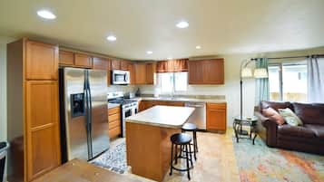 House (1014_Swope) | Private kitchen | Fridge, microwave, stovetop, dishwasher