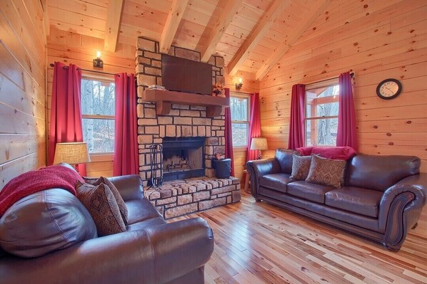 TV, fireplace, stereo - Lazy Oaks Cabin by Tranquil Hills Lodging (Logan)