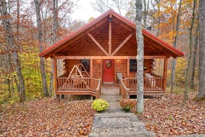 Exterior - Lazy Oaks Cabin by Tranquil Hills Lodging (Logan)