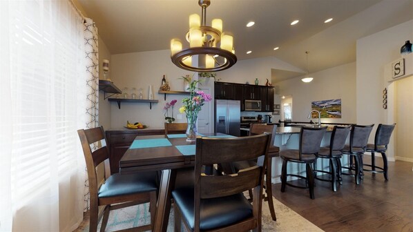 Een kookplaat, een vaatwasser, kookgerei, borden en bestek