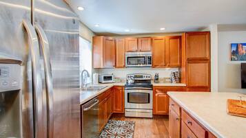 House (3812_Somerset) | Private kitchen | Fridge, microwave, stovetop, dishwasher
