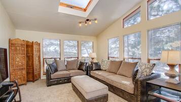 Rumah (3812_Somerset) | Ruang keluarga | TV dan perapian