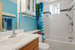Haartrockner, Handtücher, Seife, Toilettenpapier