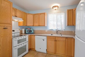 Mikrowelle, Ofen, Herdplatte, Geschirrspüler