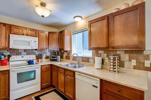 Casa (3806_Somerset) | Cozinha privada | Geladeira, micro-ondas, cooktop, lava-louças
