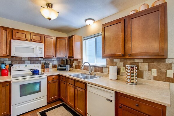 House (3806_Somerset) | Private kitchen | Fridge, microwave, stovetop, dishwasher